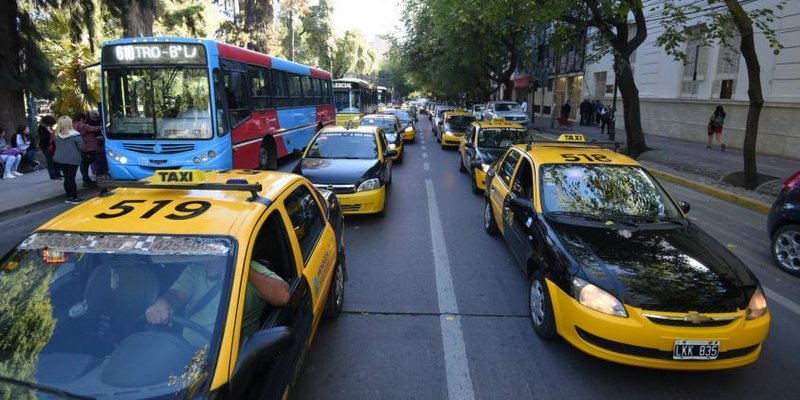 Este viernes aumenta 45% la tarifa de taxis y remises