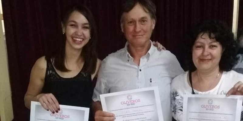 Emocionante: una chica terminó la secundaria junto a su mamá y su papá