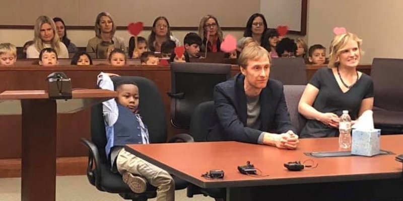 Invitó a sus compañeros de jardín a su audiencia de adopción