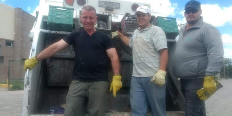 Chubut: un intendente y sus concejales salieron a juntar la basura