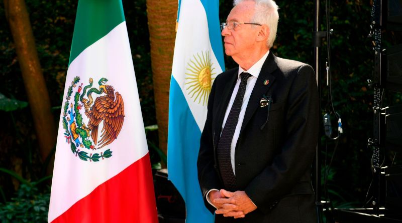 Escándalo: Embajador de México en la Argentina fue sorprendido hurtando un libro