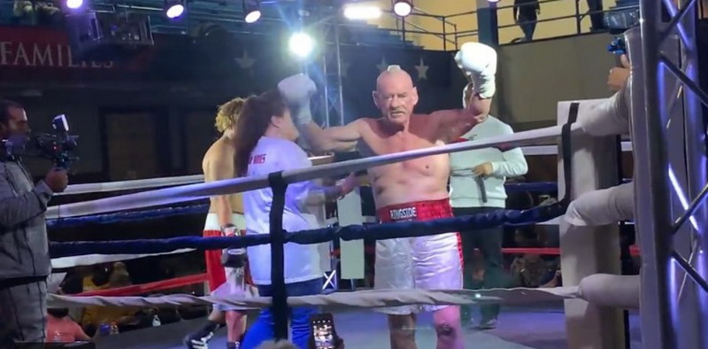 Tiene 70 años volvió al ring luego de cuatro décadas, ganó por nocaut y expuso una conmovedora historia