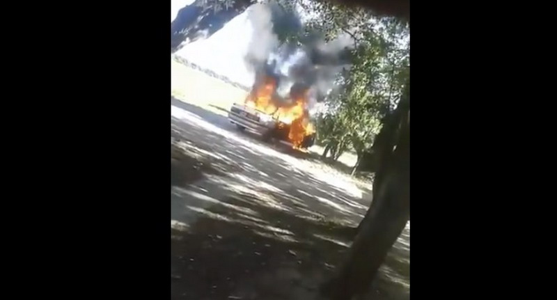 Apuñaló a su expareja e incendió el auto con ella adentro: también él murió quemado