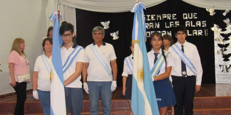 La familia de los abanderados: hijo, papá y mamá, los mejores promedios