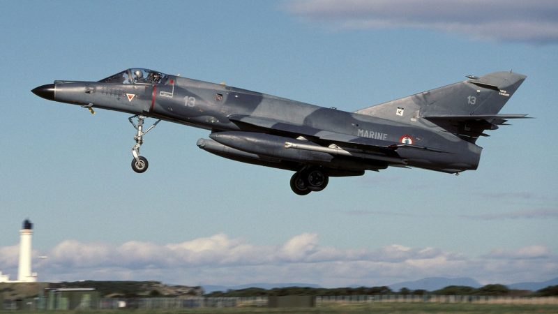 Los 5 aviones que la Argentina le compró a Francia están parados por falta de repuestos