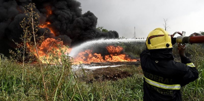 Un pastor confundió nafta con agua bendita: mató a un creyente y provocó un enorme incendio