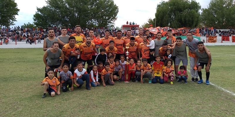 El Naranja fue por el milagro y gritó Campeón