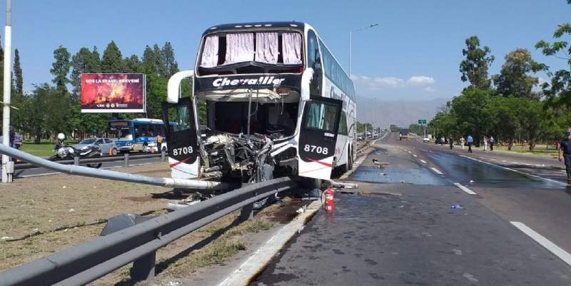 Un micro se accidentó en el Acceso Este y casi fue una tragedia