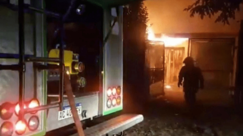 Golpeó a su expareja, la mordió y le prendió fuego la casa