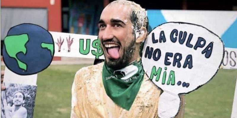 Le sacaron el título al alumno que festejó su recibida disfrazado de “víctima de femicidio”