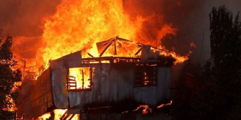 Incendio en Chile: el fuego consume al menos 120 casas en Valparaíso