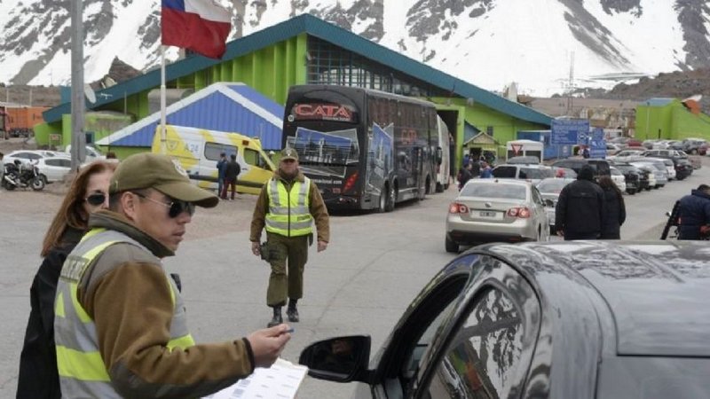 Un chofer intentó pasar pirotecnia a Chile en el motor del colectivo