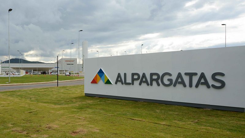 Alpargatas sigue en retirada: ahora vendió 100% de Topper