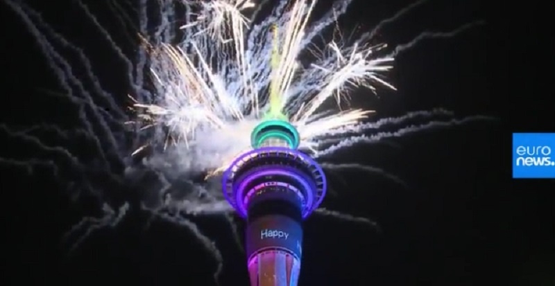 Con luces y fuegos artificiales, el mundo comenzó a recibir el 2020