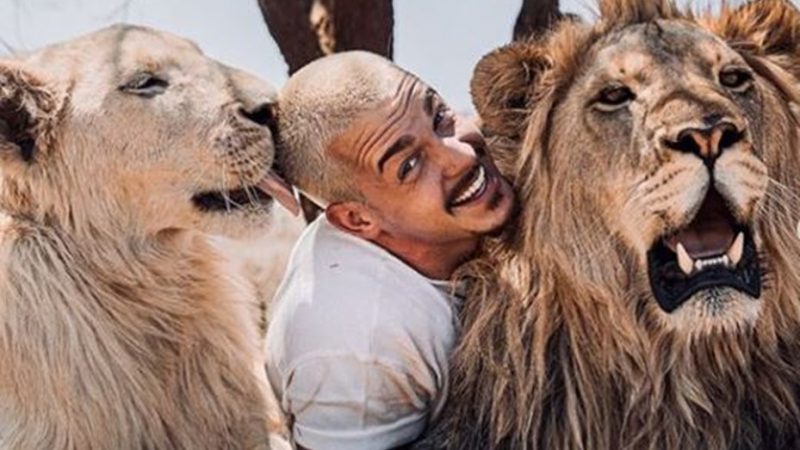 La escena entre un león y su cuidador que causó ternura en las redes