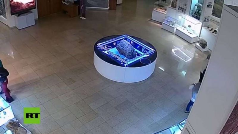 La vitrina de un meteorito comenzó a levitar y fue capturada por las cámaras de seguridad