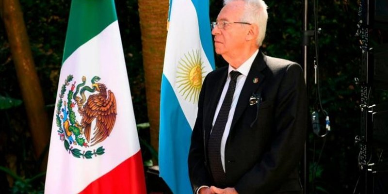 Antes de dejar el país, el exembajador de México en Argentina volvió a robar
