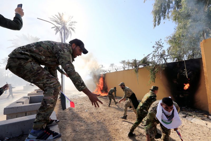 Militantes de Hezbollah en Irak intentan entrar a la embajada de EEUU en Bagdad