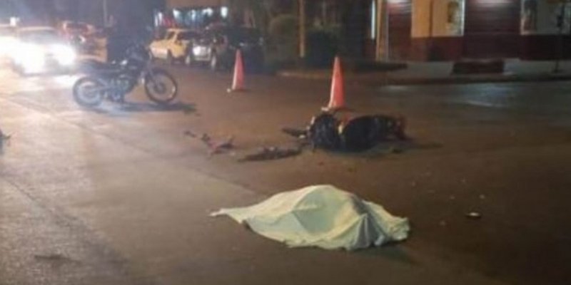 Video: motochorros huían de la policía de contramano y chocaron contra un colectivo