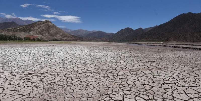 A metros del fondo: el desierto que amenaza al lago Potrerillos