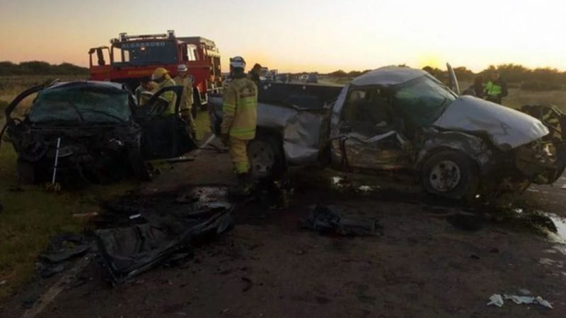 Trágico accidente en la Ruta 22: fallecieron cuatro adultos y tres menores