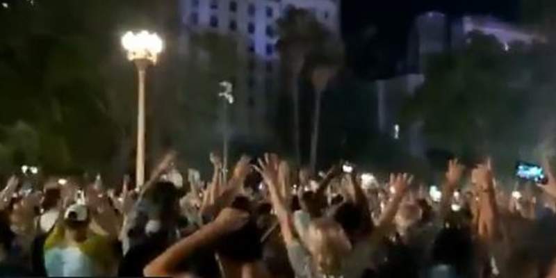 Cientos de personas hicieron vigilia en Plaza de Mayo a la espera de la asunción de Alberto Fernández