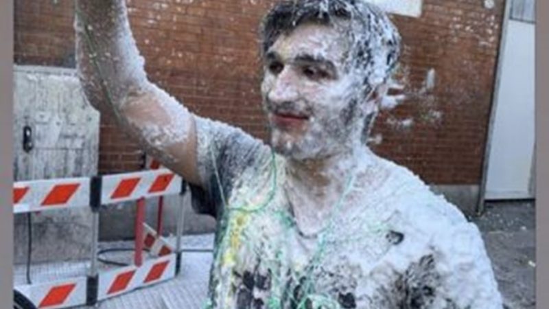 Le tiraron huevos después de rendir pero le había ido mal: el festejo que se hizo viral