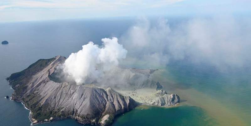 Erupcionó un volcán en Nueva Zelanda: hay al menos cinco muertos y decenas de atrapados