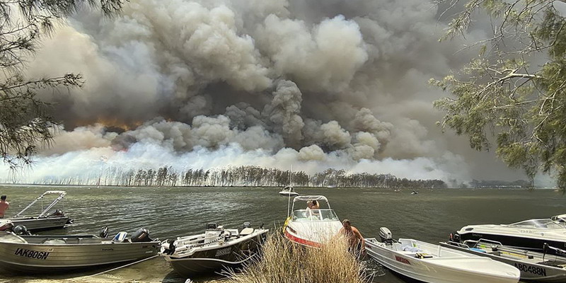 El Ejército rescata a miles de personas atrapadas por el fuego en Australia