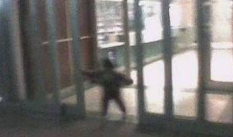 Misterioso niño mantiene en vilo a empleados de un shopping