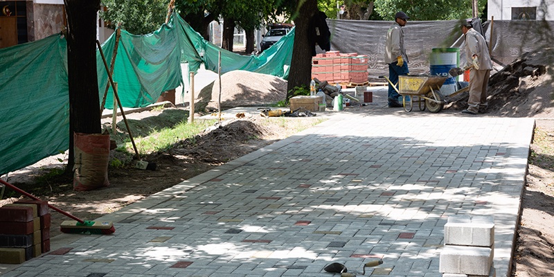 Continúan las obras en la plaza de Alvear Oeste