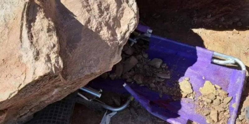 Tomaba sol a orillas de un lago y le cayó una piedra enorme encima