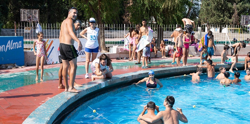 Los Tiburones del Atuel iniciaron una nueva Maratón de Nado solidario