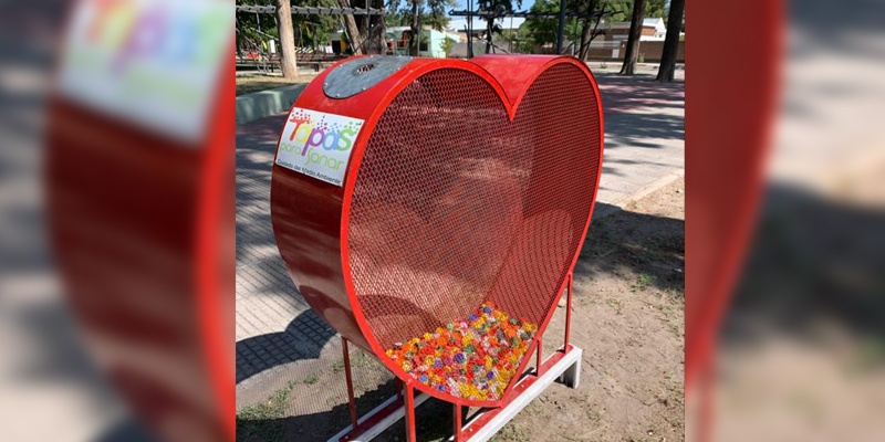Instalaron un contenedor de tapitas para enviar al Notti