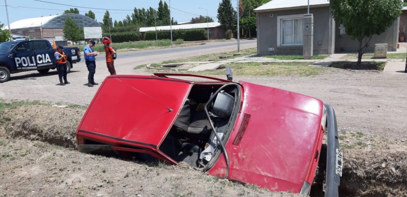 Un vehículo terminó en el interior de una cuneta