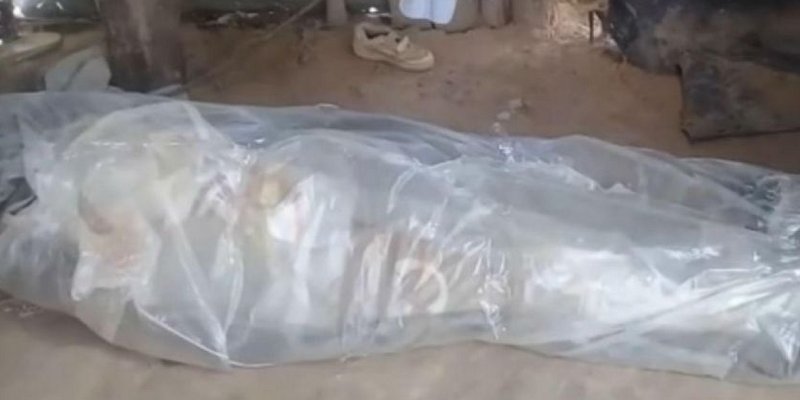Indignante: murió un familiar y lo enterraron envuelto en plástico
