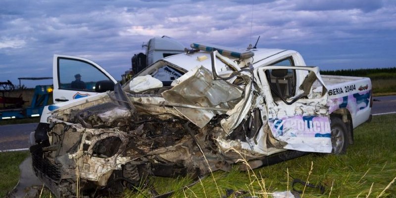 Se cruzó de carril, chocó de frente a un móvil y mató a un policía