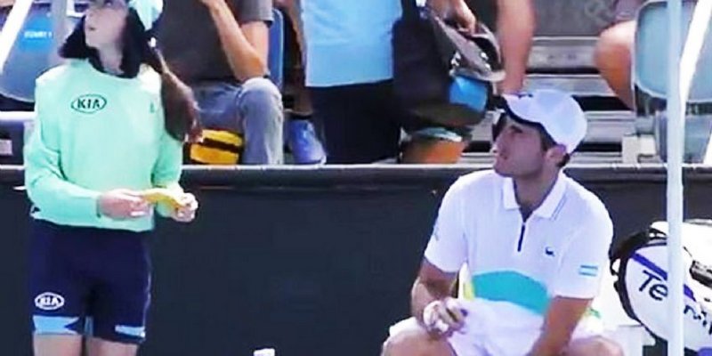 “No tiene que pelarte la banana”: el video viral del Australian Open