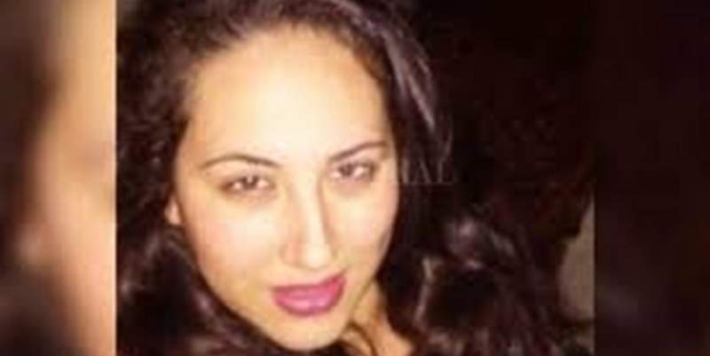 Prendió fuego a su mujer, le dieron domiciliaria pero lo dejaron sin custodia y se escapó