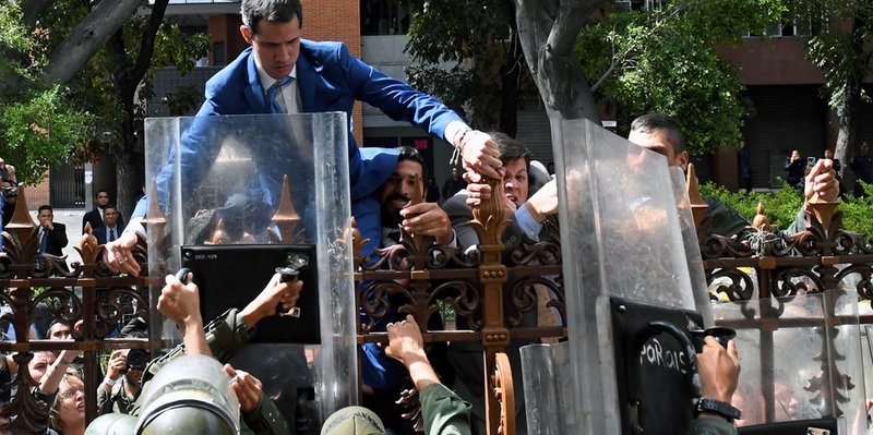 Crisis en Venezuela: Guaidó logró entrar al Parlamento