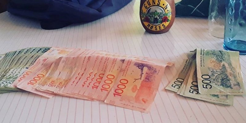 Encontró más de 140 mil pesos en un bolso y los devolvió