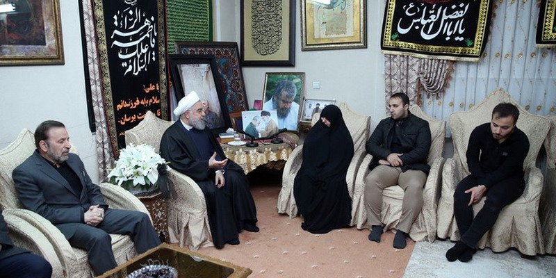 El presidente de Irán visitó a la familia de Soleimani y prometió “venganza duradera”