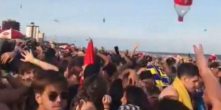 Locura en la playa: lluvia de botellas en Villa Gesell