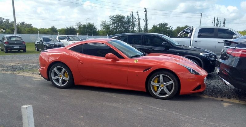 Carlos Tevez llegó al entrenamiento de Boca manejando una Ferrari California