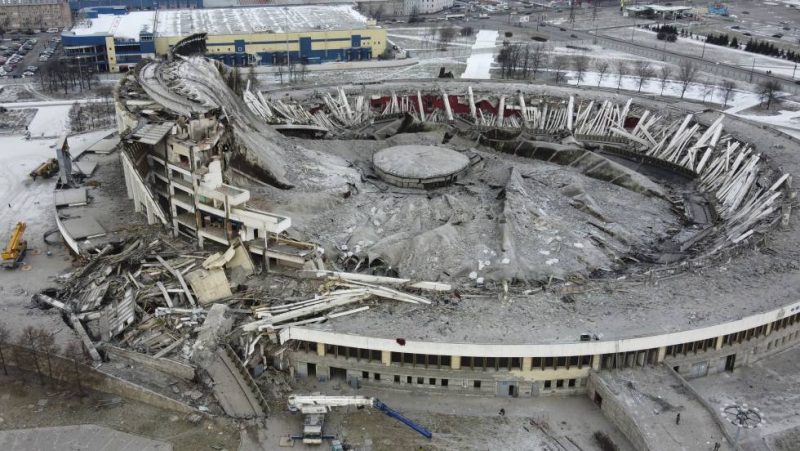 Colapsó un estadio en Rusia y murió un operario. Video