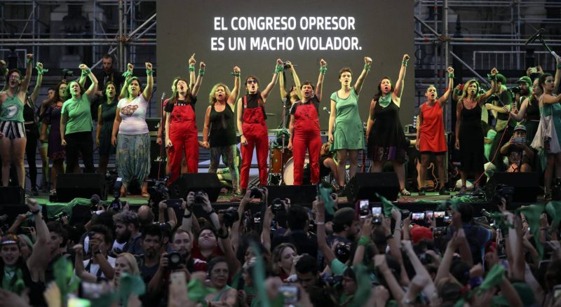 Miles de argentinas relanzan la campaña por el aborto legal con el primer ‘pañuelazo’ del año