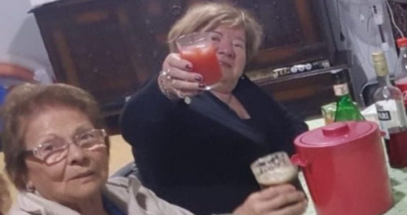 Viral: seis abuelas hicieron un pijama party y festejaron con tragos