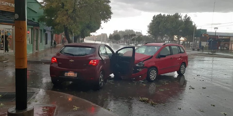 Dos vehículos chocaron en medio de la torrencial lluvia