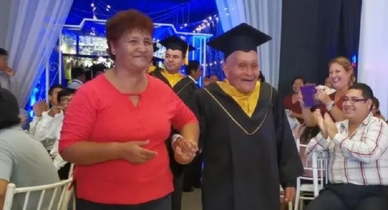 Abuelito se recibió en una facultad de Perú a los ¡89 años!