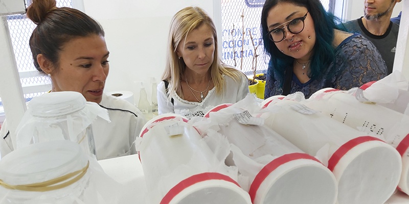 Profesionales de CONICET recorrieron el Laboratorio de Biotecnología de Ugacoop